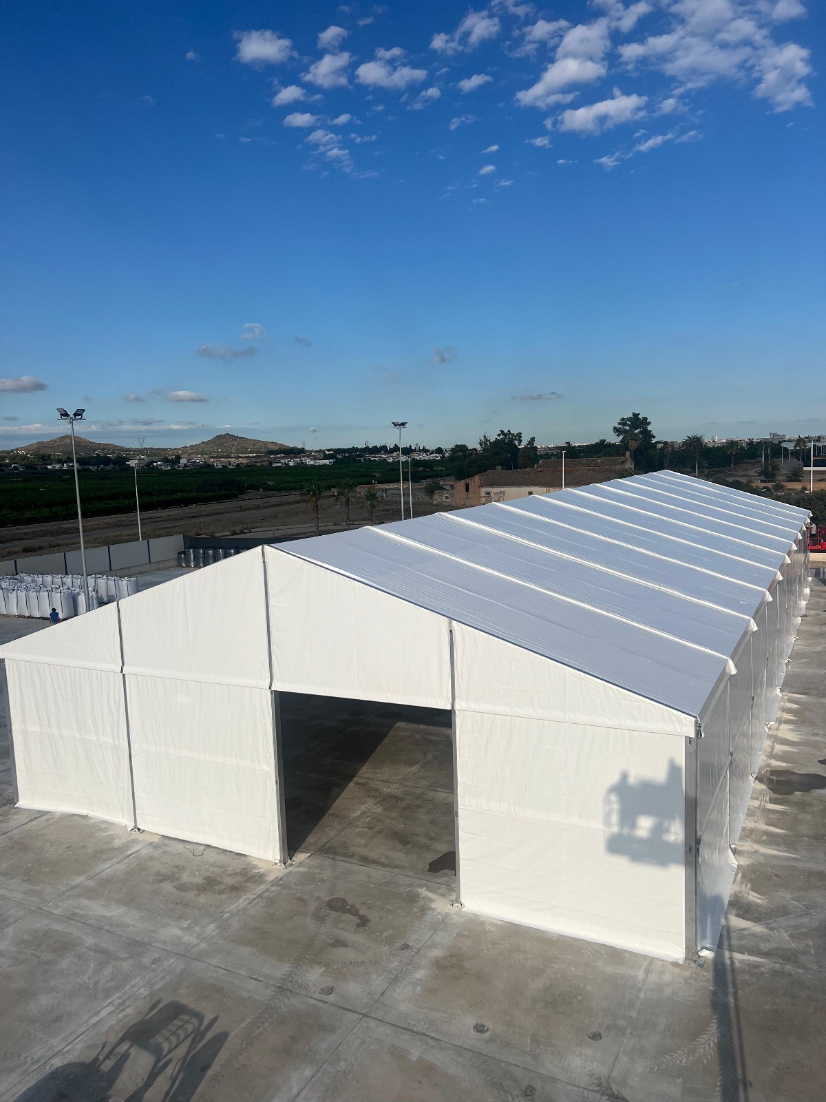Profesionales en el montaje de carpas para eventos en Sevilla